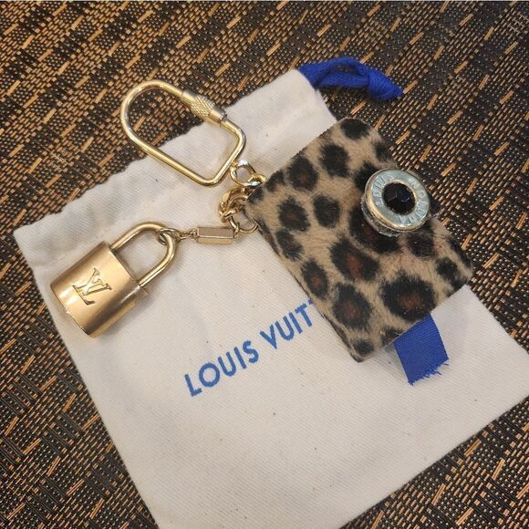 Louis Vuitton Upcycled Lock & Miniature Leopard Fur Book Bag Charm - Picture 5 of 8